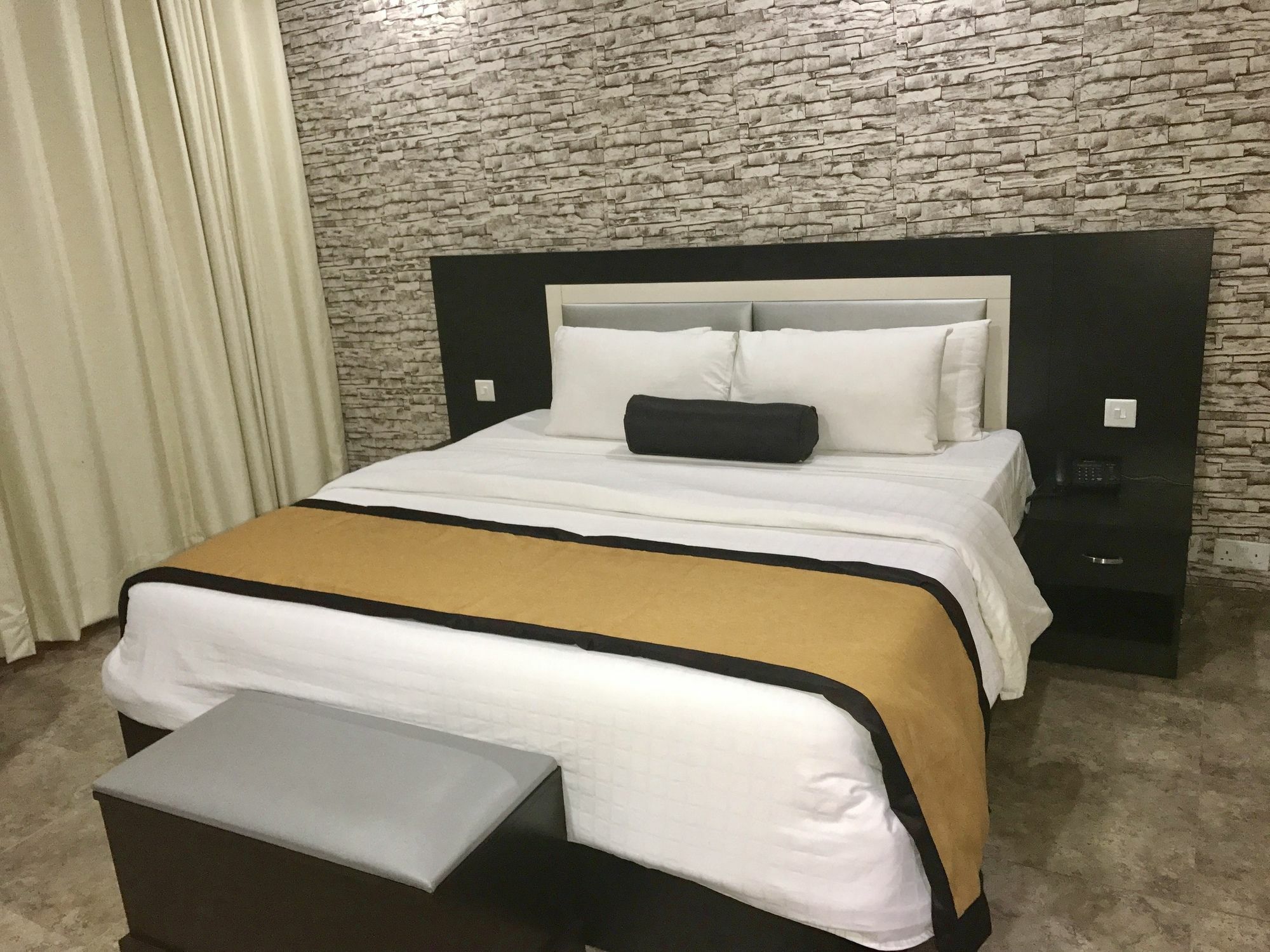 Msquare Hotel Gra Икеджа Екстериор снимка